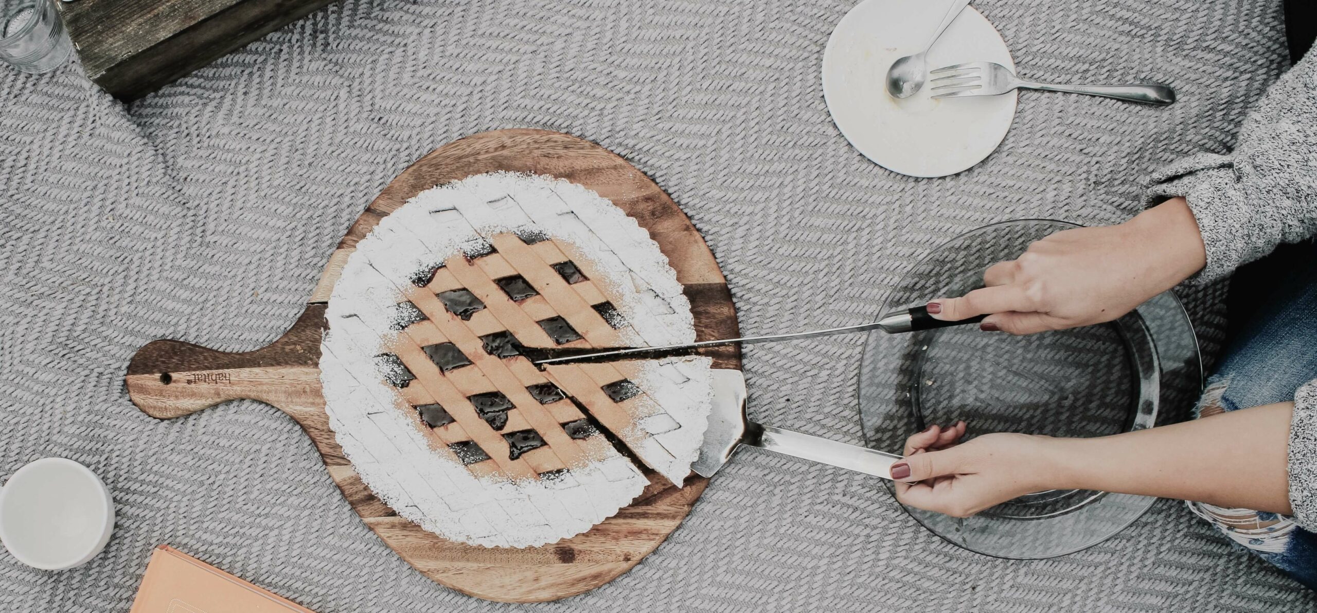 Une personne découpe une part de gâteau