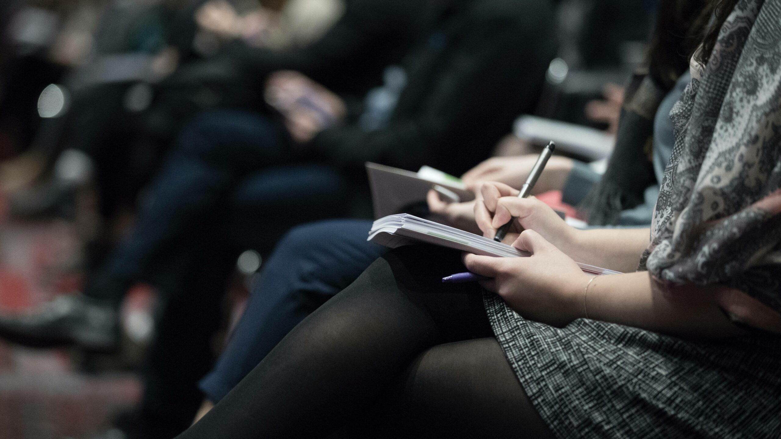 Des personnes écrivent sur des blocs note