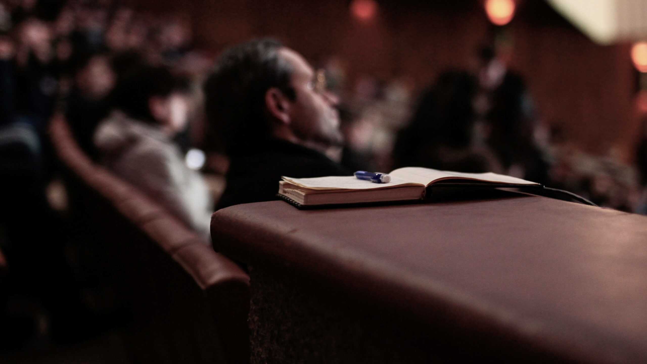 Un homme, un livre dans une salle